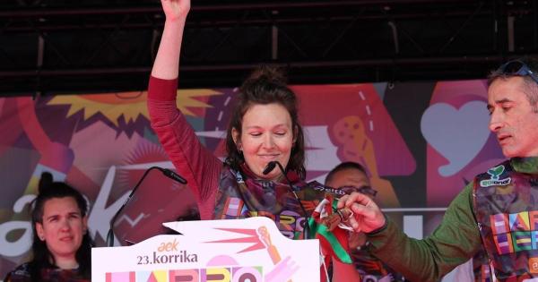 La escritora Garazi Arrula lee el mensaje que miles de euskaldunes han llevado de mano en mano en el lekuko. IKER AZURMENDI