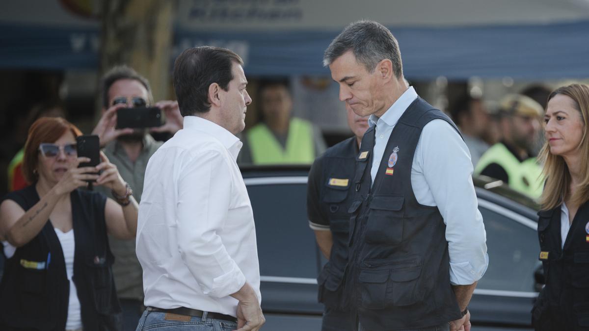 El presidente del Gobierno, Pedro Sánchez, y el presidente de Castilla y León, Alfonso Fernández Mañueco, durante una visita al Puesto de Mando Avanzado por el incendio forestal de Burgohondo.