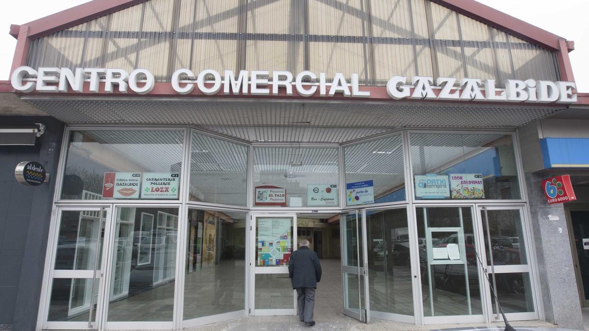 Exterior del Centro comercial Gazalbide en el barrio de Txagorritxu.