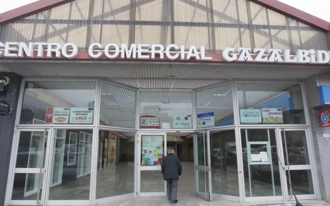 Exterior del Centro comercial Gazalbide en el barrio de Txagorritxu. Exterior del Centro comercial Gazalbide en el barrio de Txagorritxu.