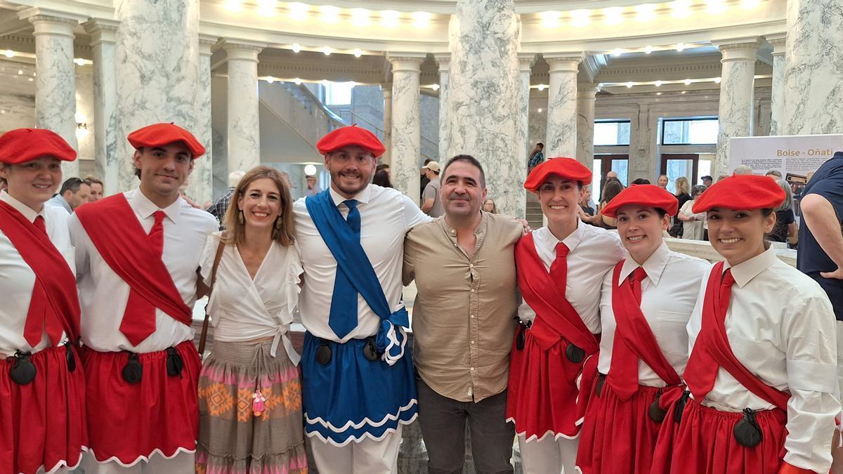 La alcaldesa y el edil Iñaki Olalde con integrantes del grupo Oinkari Basque Dancers, que se enfudaron el faldellín rojo y azul de las Korpus Dantzak.