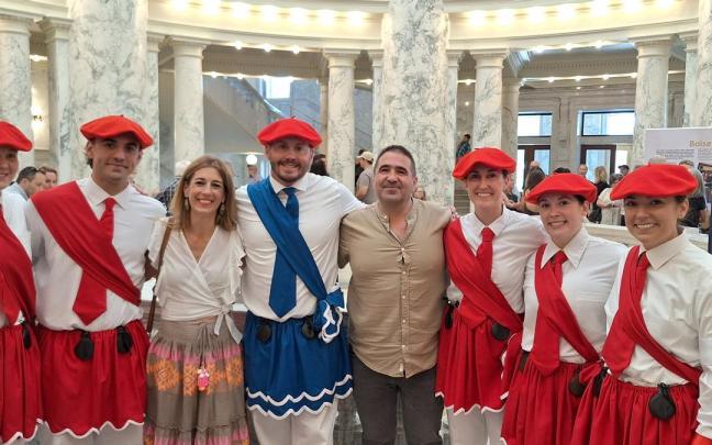 La alcaldesa y el edil Iñaki Olalde con integrantes del grupo Oinkari Basque Dancers, que se enfudaron el faldellín rojo y azul de las Korpus Dantzak.