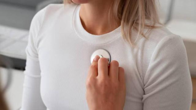 Una persona evalúa su estado del corazón