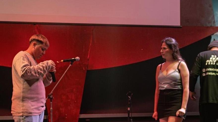 El momento viral en el que el joven le pide matrimonio a su novia en pleno concierto