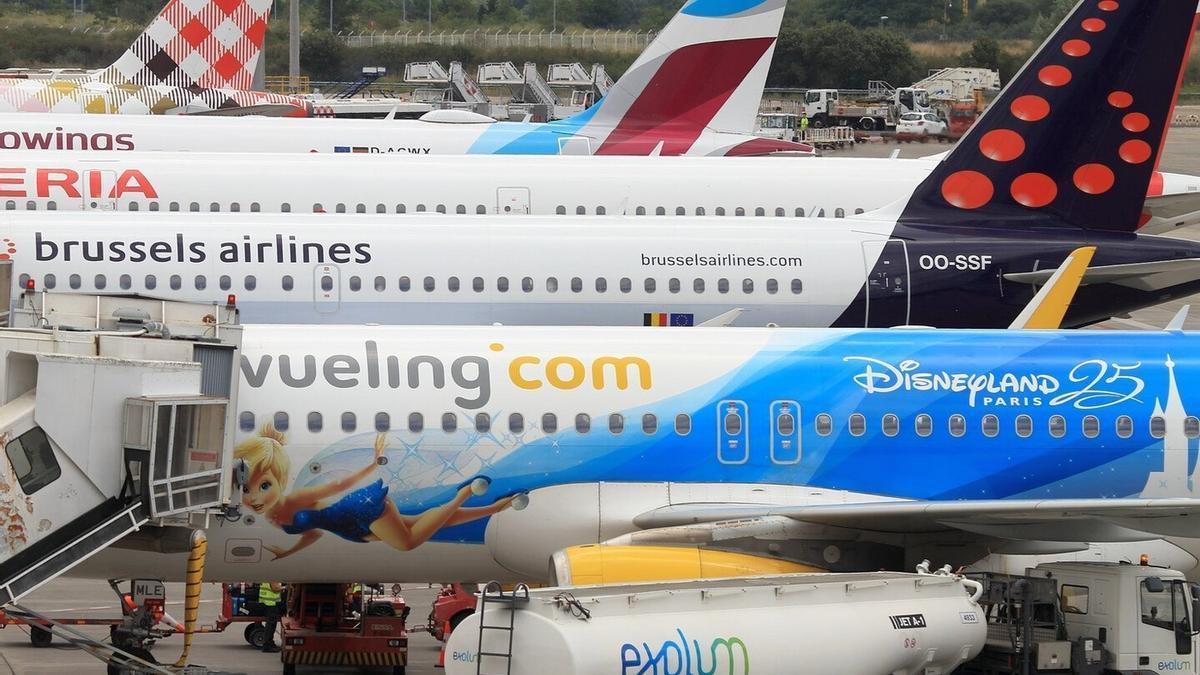 Aviones de varias compañías recogiendo pasajeros en la terminal aérea de Loiu.