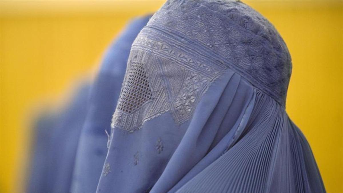 Una mujer se cubre el rostro con un burka.