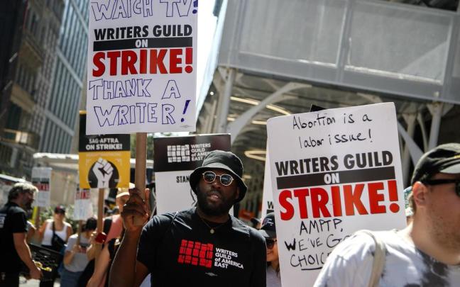 Personas manifestándose cerca de la sede de Warner Bros en Nueva York