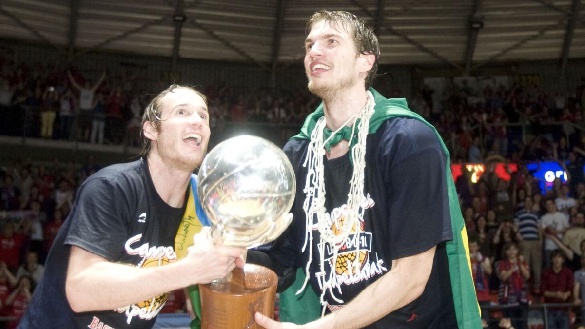 Marcelinho Huertas y Tiago Splitter sujetan el título de la Liga ACB ganada por Baskonia en 2010