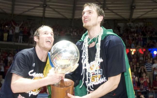 Marcelinho Huertas y Tiago Splitter sujetan el título de la Liga ACB ganada por Baskonia en 2010