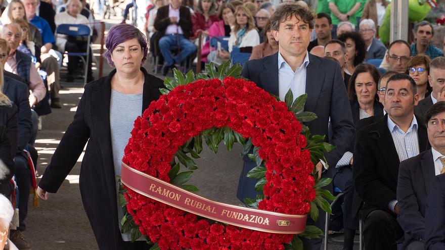 El secretario general del PSE, Eneko Andueza, con Eider Gardiazabal, de la fundación Rubial, en la ofrenda floral por el bombardeo de Gernika