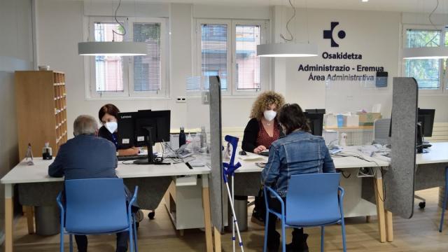 Varias personas son atendidas en un centro de salud