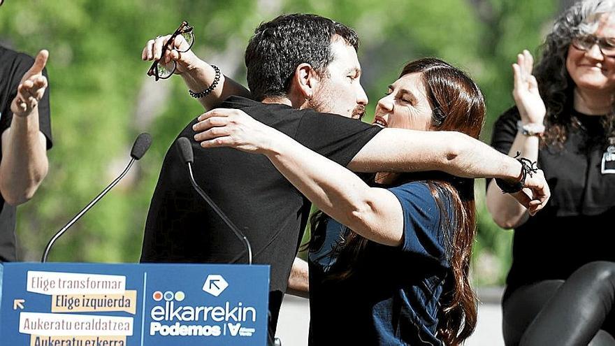 Pablo Iglesias arropó a la candidata a lehendakari, Miren Gorrotxategi, en un mitin en Bilbao.