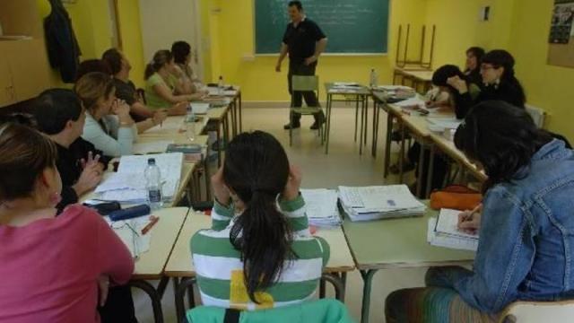 Un grupo de alumnos asiste a una clase en un euskaltegi.