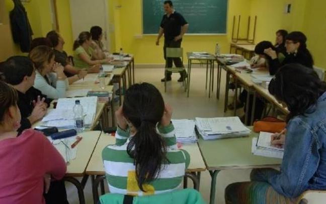 Un grupo de alumnos asiste a una clase en un euskaltegi.