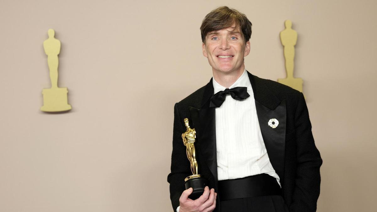 Cillian Murphy posa con su Oscar al mejor actor por 'Oppenheimer'.