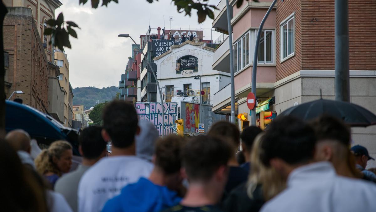 Varias personas en una protesta contra los edificios ocupados ‘El Kubo’ y ‘La Ruïna’ en la plaza de Bonanova.