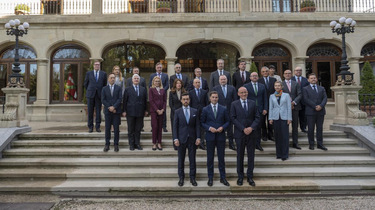 El lehendakari, Imanol Pradales, frente a los embajadores de la Unión Europea.