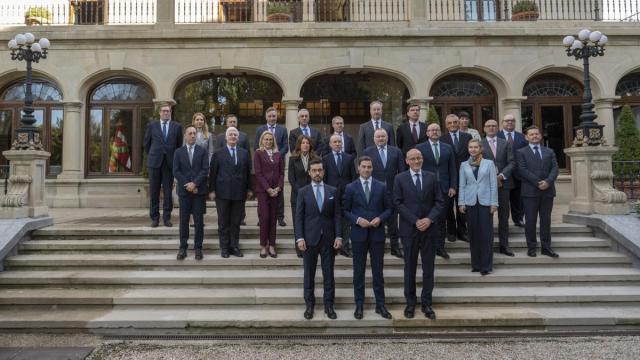 El lehendakari, Imanol Pradales, frente a los embajadores de la Unión Europea.