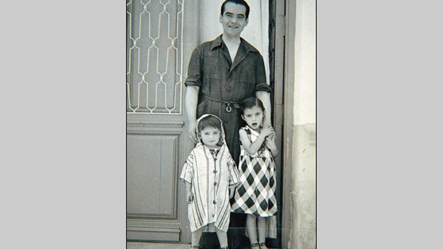 Federico García Lorca con sus sobrinos, Manuel (i) y Tica (d), 1935