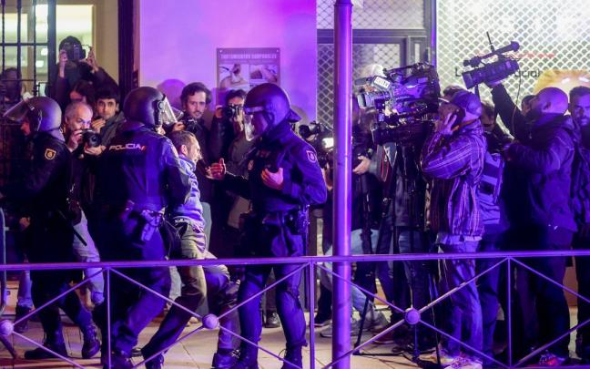 Tensa concentración en Ferraz contra la ley de la amnistía Tensa concentración en Ferraz contra la ley de la amnistía