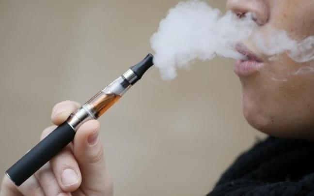 El Gobierno español equipara el tabaco calentado al convencional y prohíbe que contenga aromas. / EP El Gobierno español equipara el tabaco calentado al convencional y prohíbe que contenga aromas.