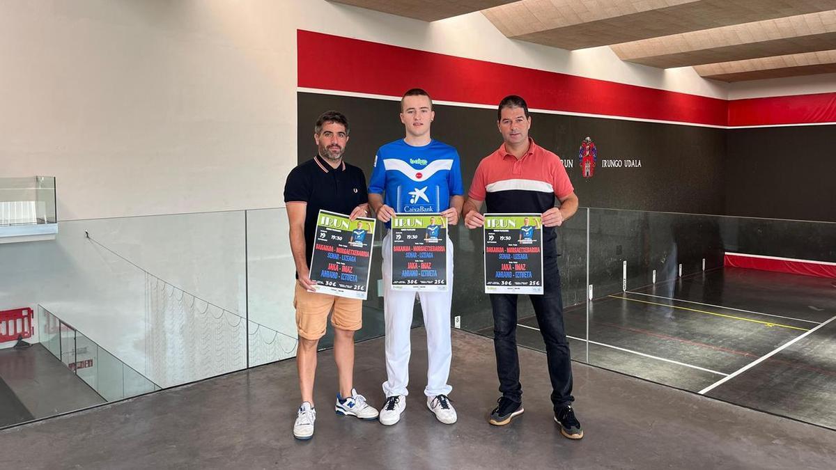 Borja Olazabal, delegado de Deportes, el pelotari Unai Amiano y Unai Iglesias, gerente de Baiko Pilota