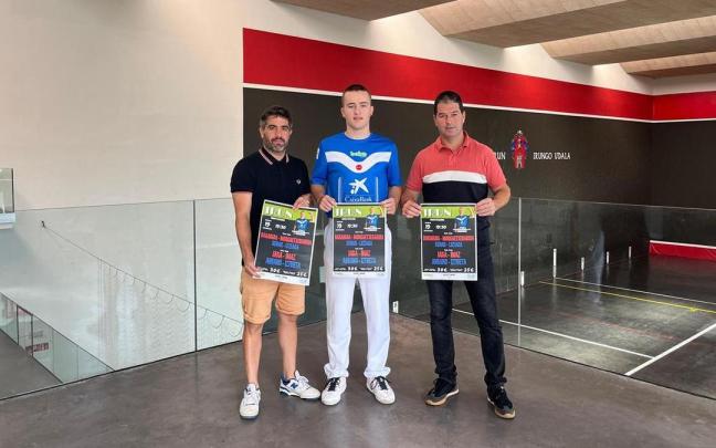 Borja Olazabal, delegado de Deportes, el pelotari Unai Amiano y Unai Iglesias, gerente de Baiko Pilota