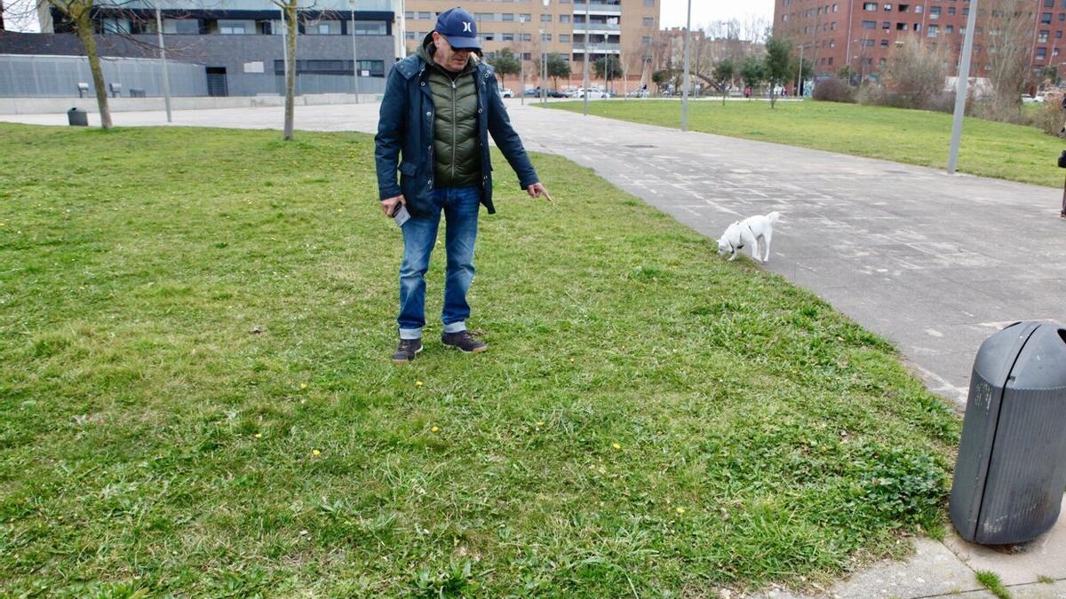 Carlos Negro enseña el jardín de Zabalgana, al lado de la calle Reina Sofía, donde sucedieron los hechos