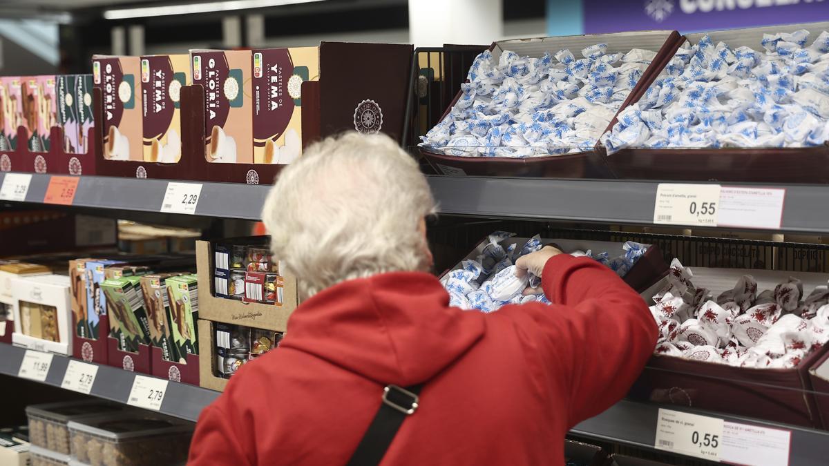 Imagen de productos navideños en un supermercado