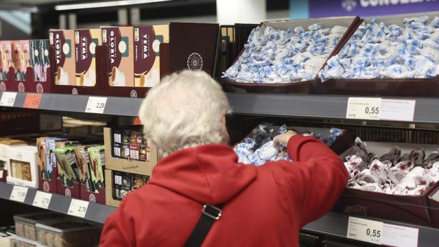 Imagen de productos navideños en un supermercado