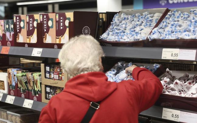 Imagen de productos navideños en un supermercado