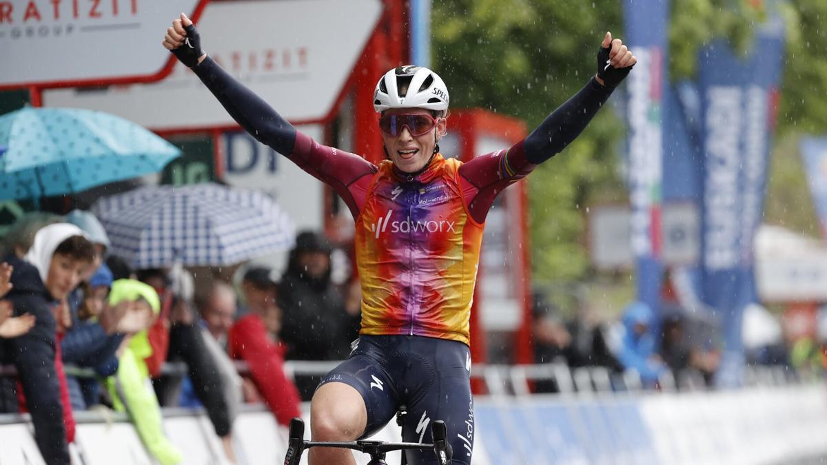 La ciclista holandesa del Team SD Worx, Demi Vollering, se impuso en la primera etapa de la Itzulia Women 2023.