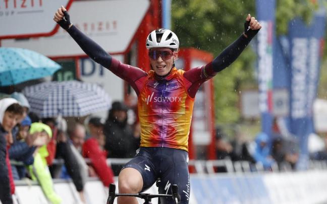 La ciclista holandesa del Team SD Worx, Demi Vollering, se impuso en la primera etapa de la Itzulia Women 2023.