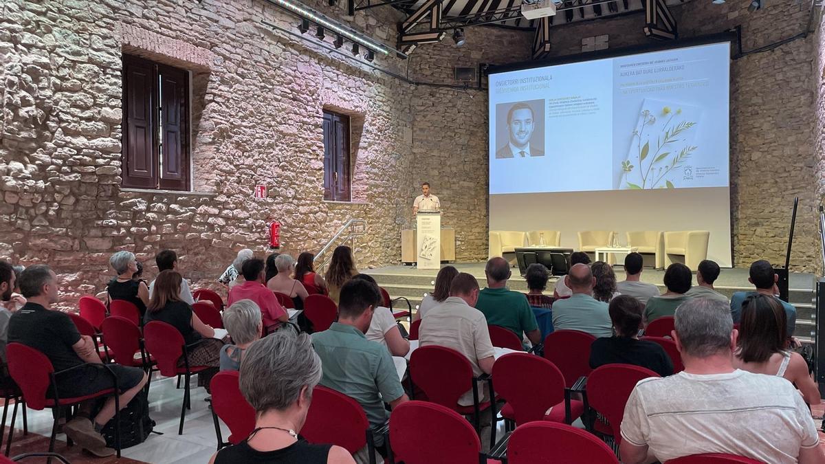 Arabako Lautadako Biosfera Erreserbaren izendapenari buruz hausnartu dute lurraldeko eragileek Gasteizen.