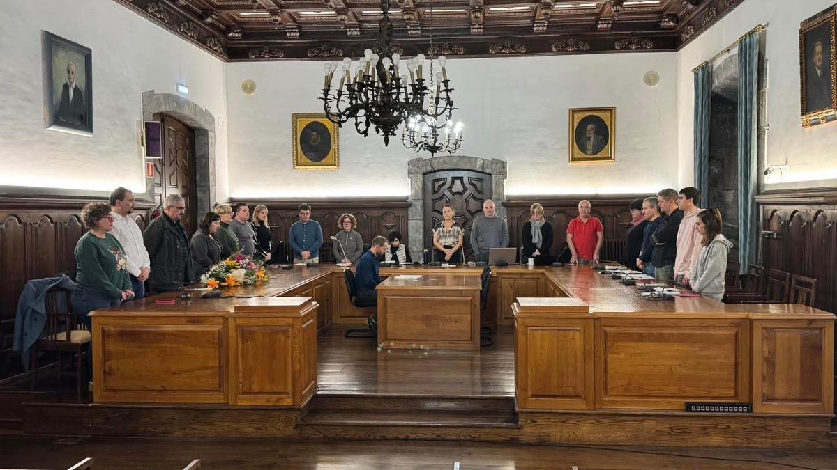 La Corporación municipal guardó un minuto de silencio en homenaje al edil Xabier Arrizabalaga.