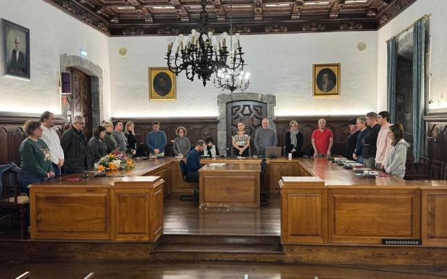 La Corporación municipal guardó un minuto de silencio en homenaje al edil Xabier Arrizabalaga.