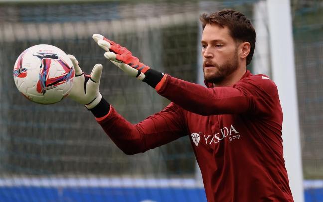 Remiro, en el calentamiento previo a la sesión en Zubieta. / OSCAR ALONSO ALGOTE