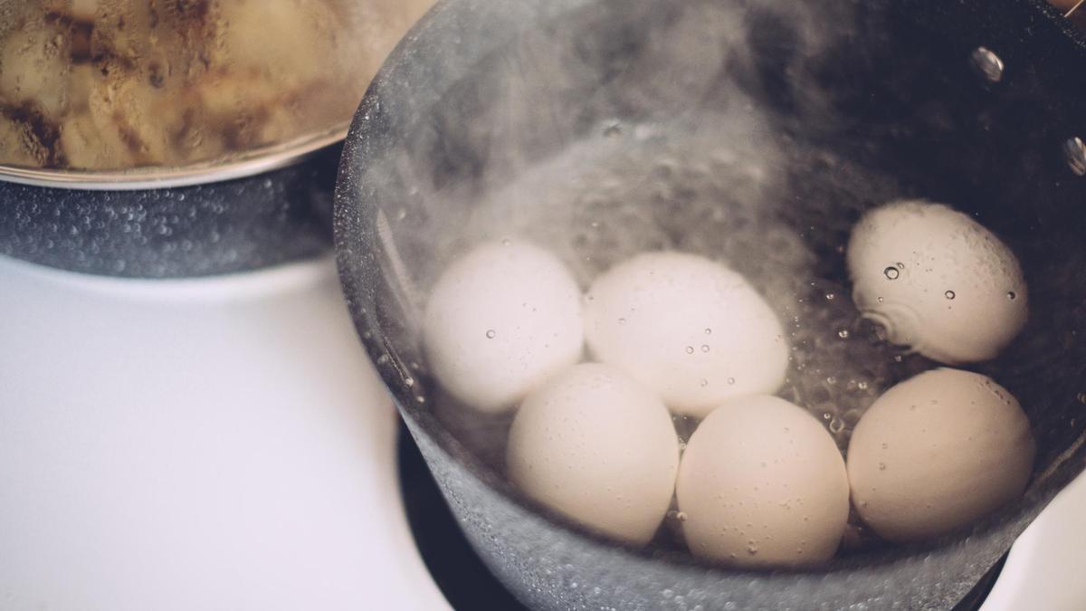 Huevos puestos a cocer en un cacerola pequeña.