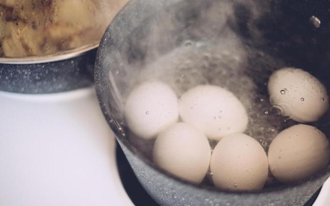 Huevos puestos a cocer en un cacerola pequeña. / Freepik Huevos puestos a cocer en un cacerola pequeña.