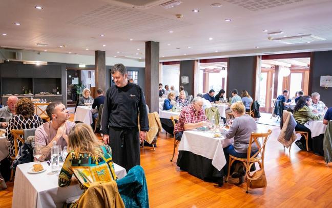 Foto de la comida celebrada el pasado año en el restaurante Sugarri del hotel Río Bidasoa de Hondarribia.