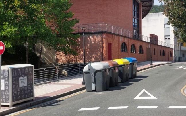 Contenedores de la calle Balea en Orio.