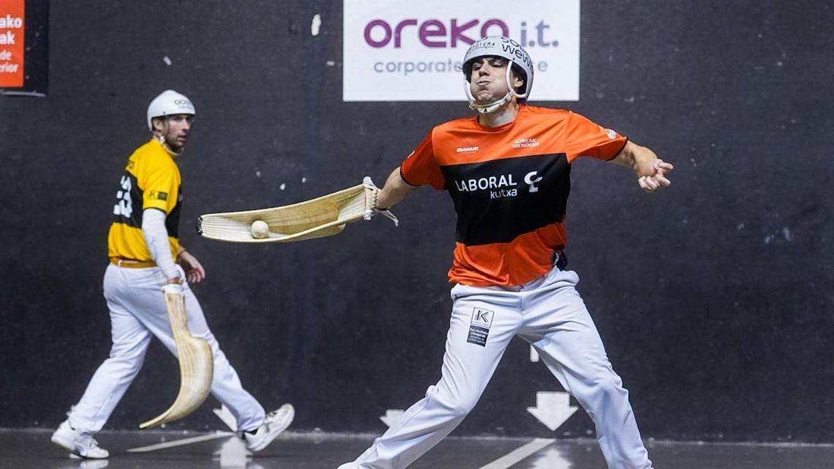 Gorka lleva la pelota ante la presencia de Imanol López.
