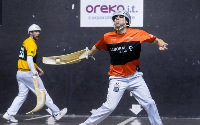 Gorka lleva la pelota ante la presencia de Imanol López.