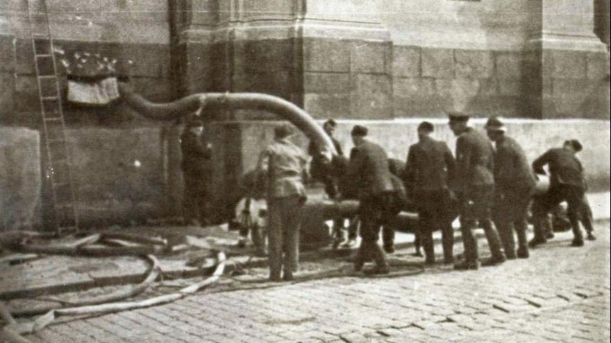 Intento de anegar la cripta en pleno asalto.