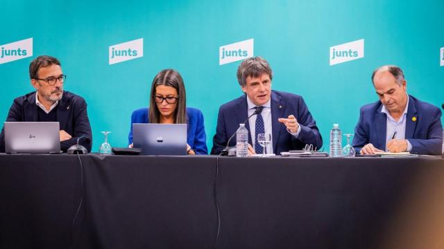 La portavoz de Junts en el Congreso, Miriam Nogueras; el expresidente de la Generalitat y líder de Junts, Carles Puigdemont, y el secretario general de Junts, Jordi Turull, durante una reunión de la cúpula de Junts, en Perpiñán.