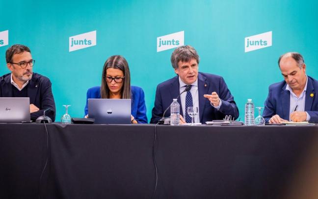 La portavoz de Junts en el Congreso, Miriam Nogueras; el expresidente de la Generalitat y líder de Junts, Carles Puigdemont, y el secretario general de Junts, Jordi Turull, durante una reunión de la cúpula de Junts, en Perpiñán.