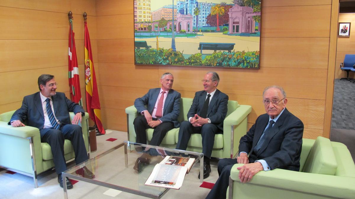 El magistrado Juan Bautista Pardo García (el primero en la derecha de la fotografía) en un acto celebrado el 23 de mayo de 2014 en el Palacio de Justicia de Bilbao.