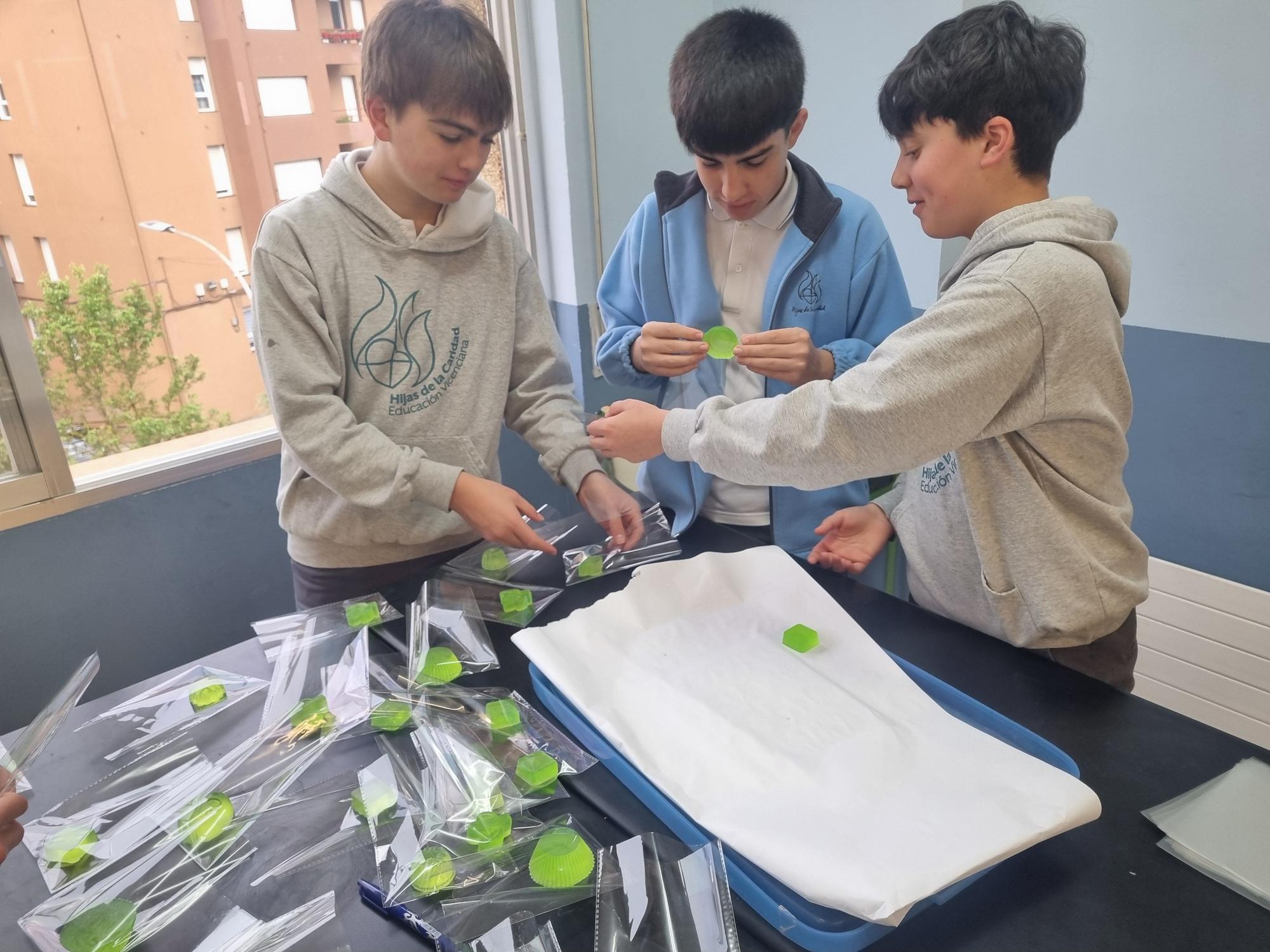 Alumnos de La Milagrosa empaquetando los jabones solidarios con Gaza