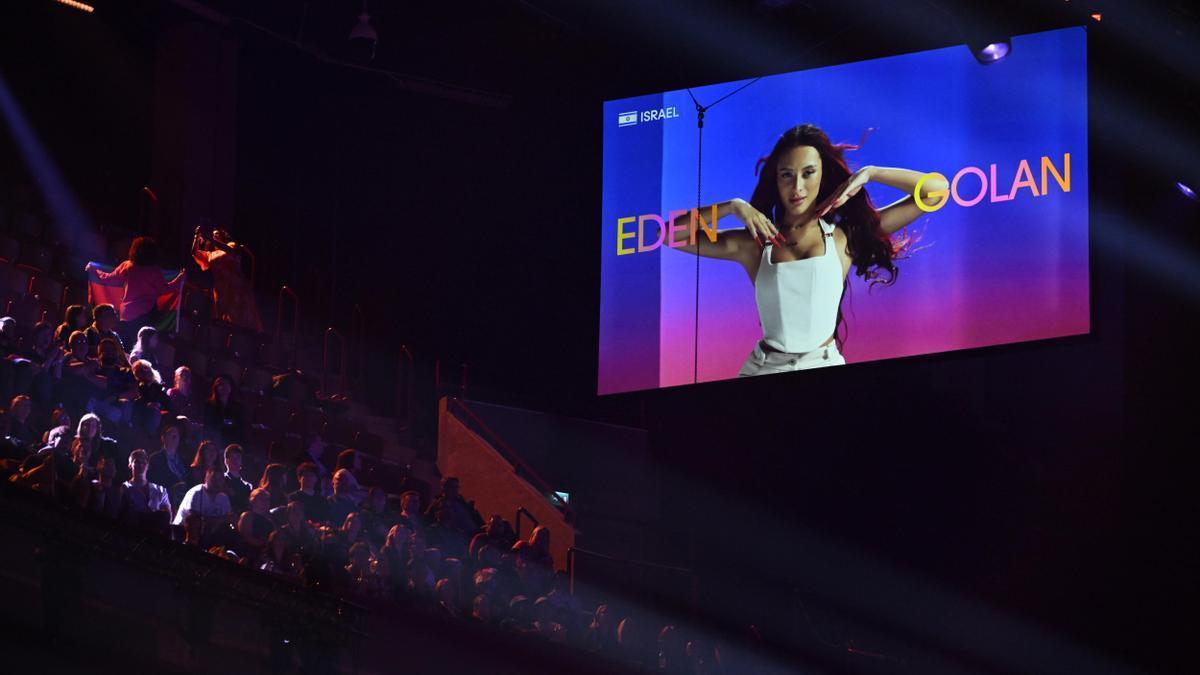 La representante israelí, Eden Golan, que apenas sale en Malmö por motivos de seguridad, aparece en una pantalla durante la primera semifinal de Eurovisión el 7 de mayo.