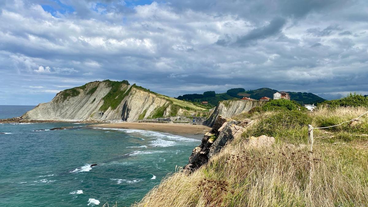 Vista de la playa Itzurun de Zumaia desde Algorri.